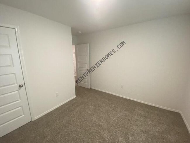 Building Photo - 103 E Fredonia Ct