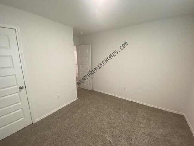 Building Photo - 11 Vineyard Dr