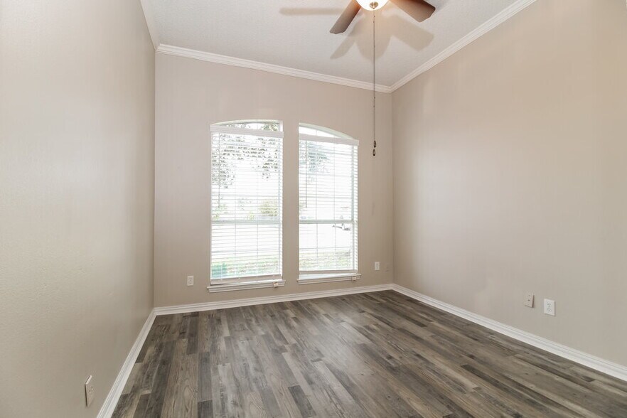 Building Photo - 5912 Hillview Dr
