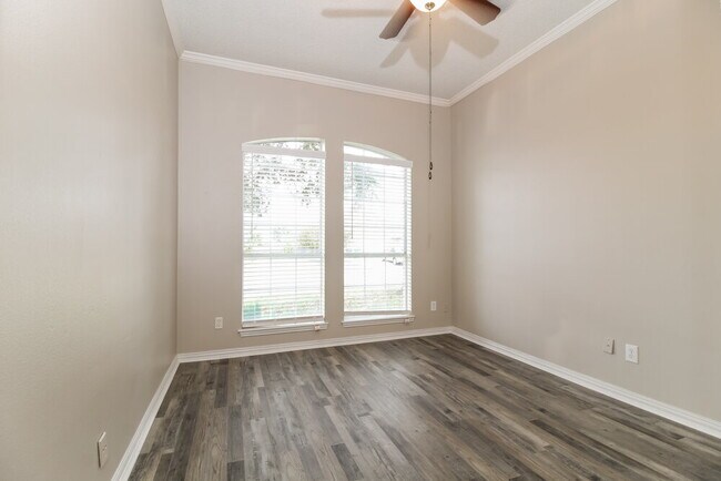 Building Photo - 5912 Hillview Dr