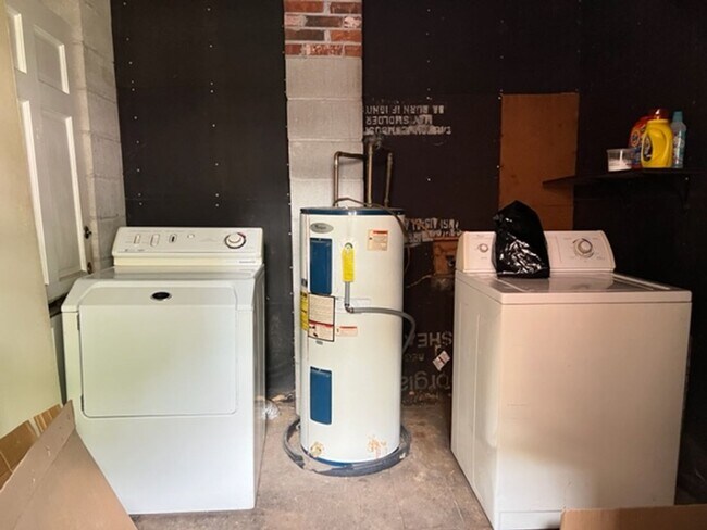 Building Photo - 2 Bedroom 1.5 Bath Townhouse in Wagener Te...