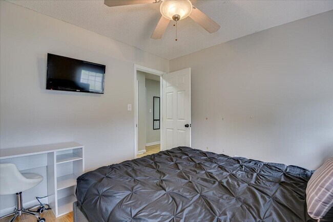 Building Photo - 4 bedroom 2.5 bath home on the water with ...