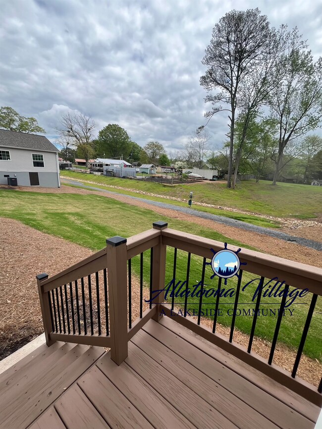 Building Photo - MOVE IN SPECIAL 3BR/2Bth offering Private Lake Access, Open Floor Plan, Pet Friendly