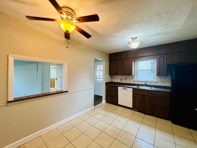 Building Photo - Bluestone Charm