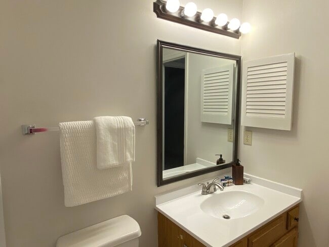 Building Photo - 118 W Skyhawk Dr