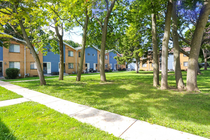 Building Photo - Crescent Gardens Apartments