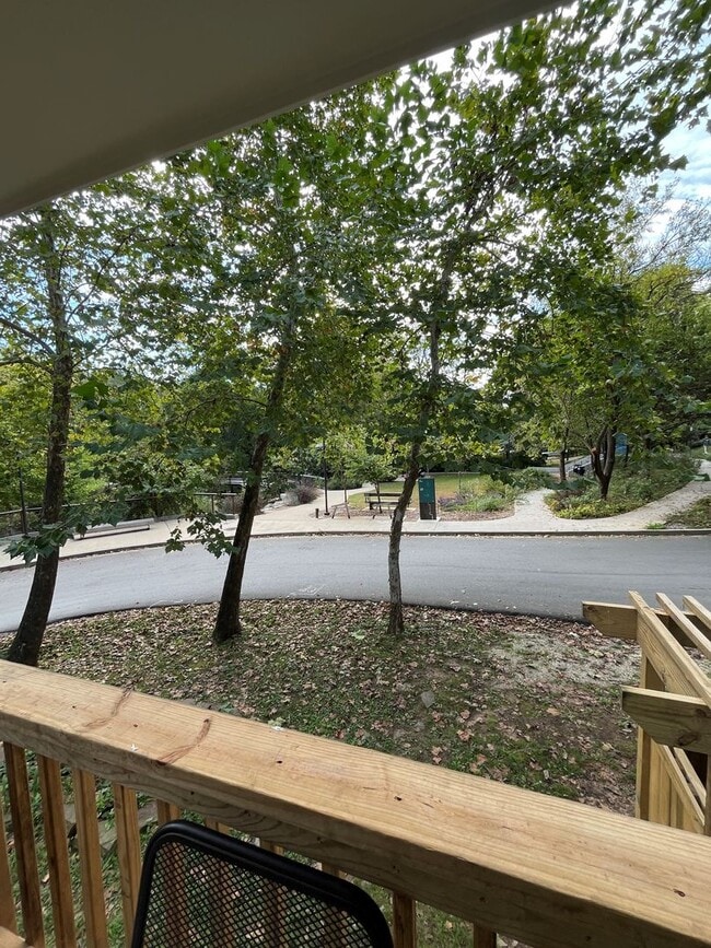 Building Photo - 1 bedroom 1 bath townhome near campus and ...