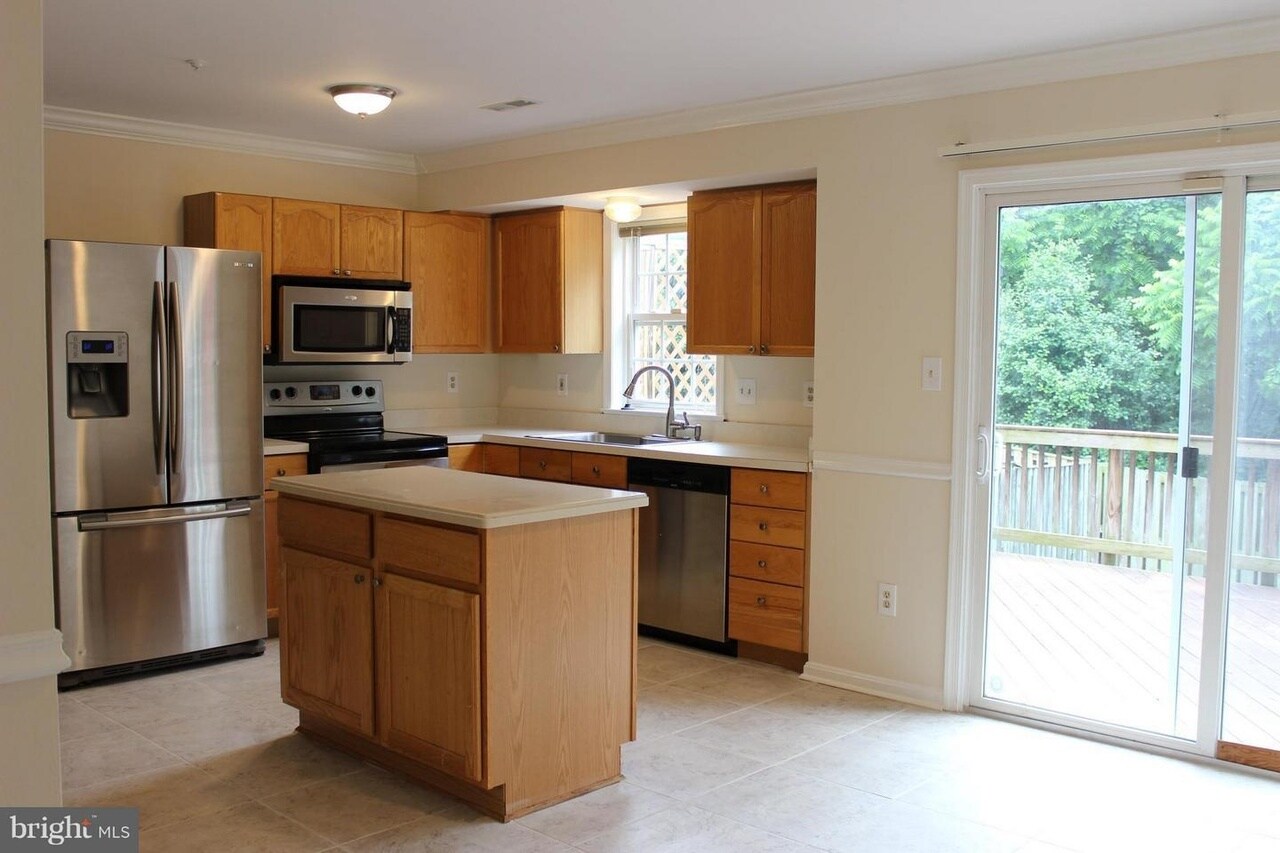 Kitchen 2 - 521 Primus Ct