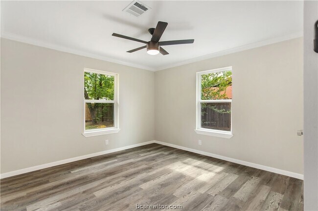 Building Photo - 904 Westview Cir