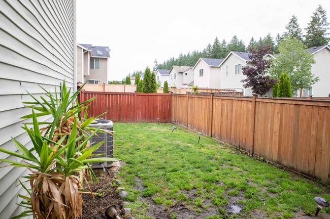 Building Photo - 1255 Burnside Pl