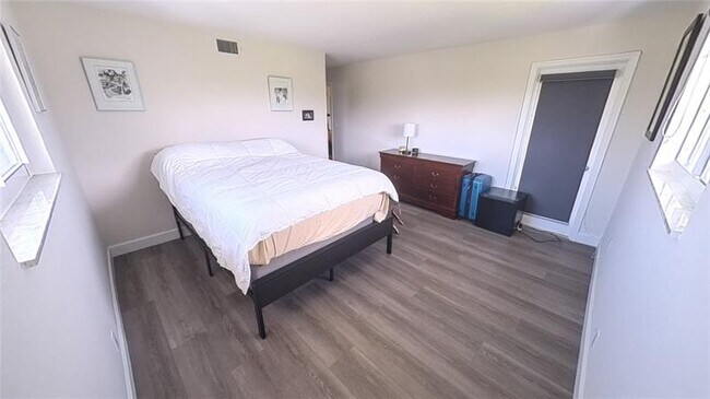 Building Photo - 2668 Garden Dr N