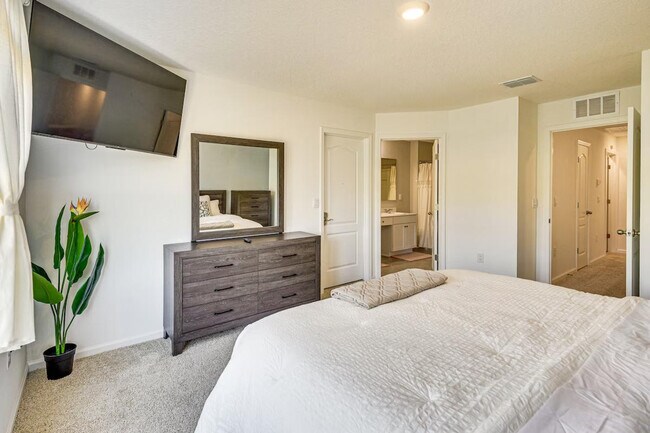 Building Photo - 134 Redbud Rd