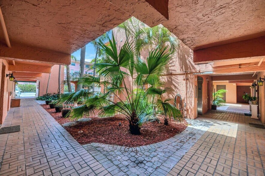 Building Photo - 640 Tennis Club Dr