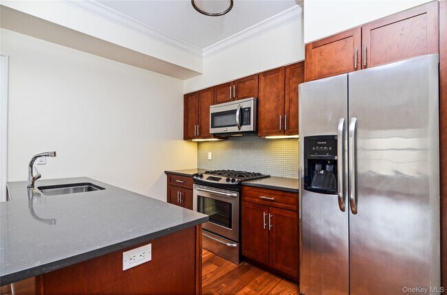 Building Photo - 30 Elm Pl