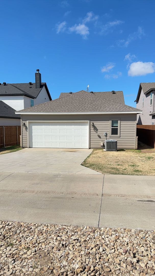 Building Photo - 3/2/2 GODLEY ISD - CUSTOM Upgrades Pets Welcome Commuter Friendly