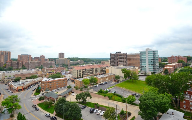 Building Photo - 4545 Wornall Rd