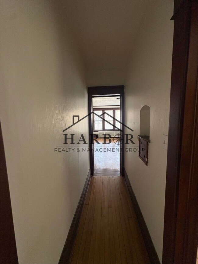 Building Photo - 711 1st Dr NW