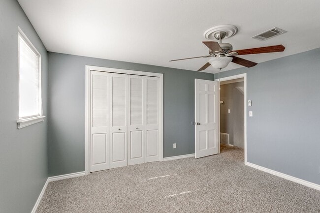 Building Photo - Spacious 4-Bedroom Home in Mature Neighbor...