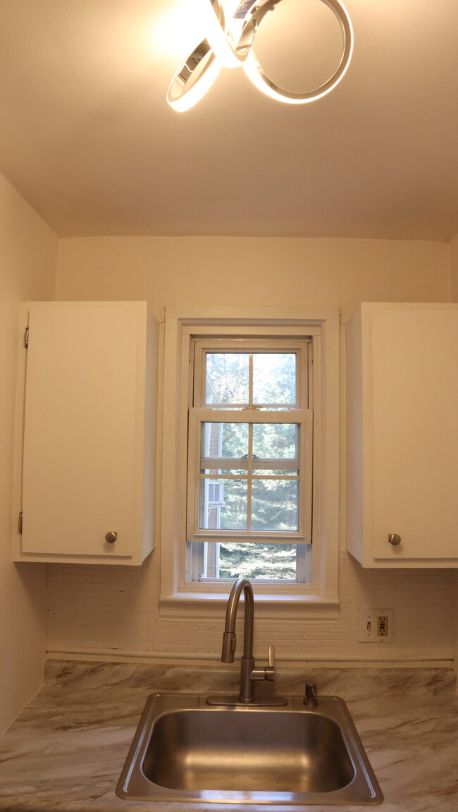 Kitchenette - 836 Thorn St