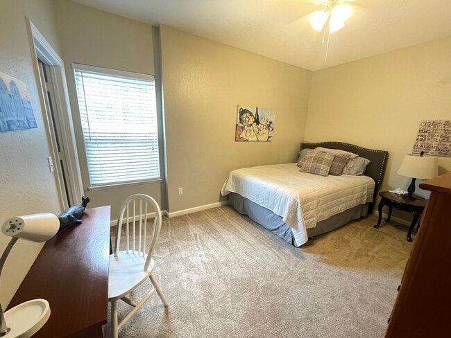 Building Photo - Barrington Park Condos!-  Beautifully update 3/2 on Ground Floor!