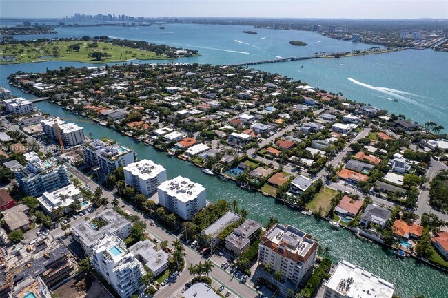 Building Photo - 10000 W Bay Harbor Dr