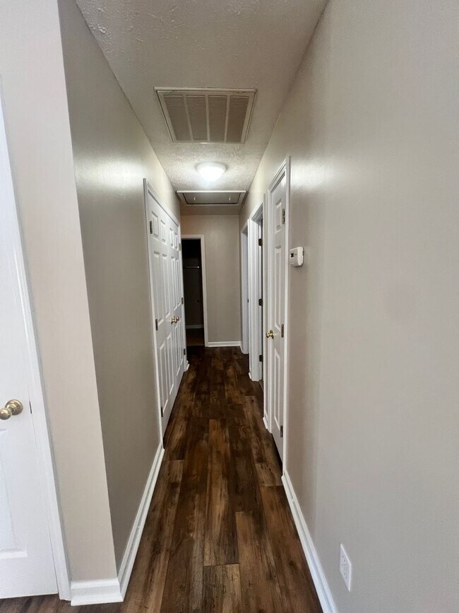 Building Photo - Sweet Living on Sweet Bay Drive - Move in Ready!