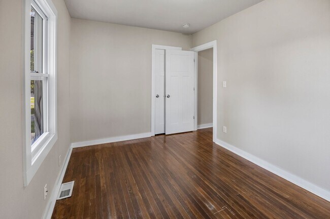Building Photo - Adorable 2 bedroom 1 bath home