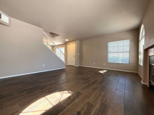 Building Photo - Beautiful 3-bedroom townhome in a desirable gated Green Valley community!