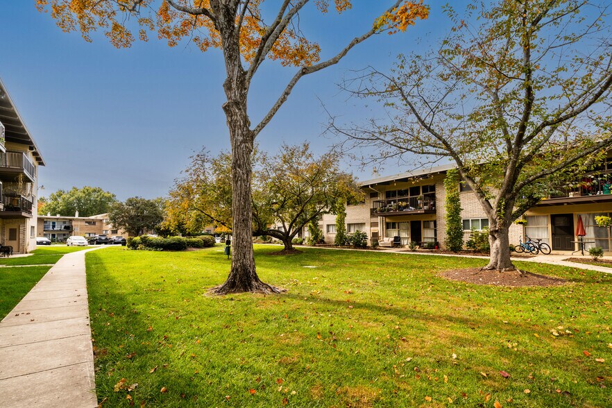 Building Photo - 4965 Americana Dr