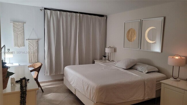 Building Photo - 2899 Collins Ave