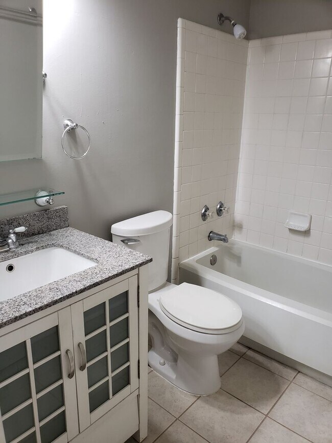 Building Photo - Beautifully updated townhome with stainless steel appliances and wood floors!