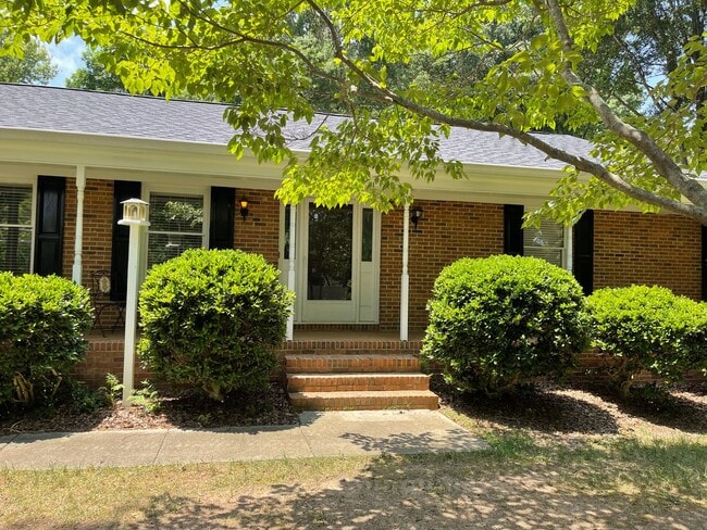 Building Photo - Beautiful Private Three Bedroom Home in So...