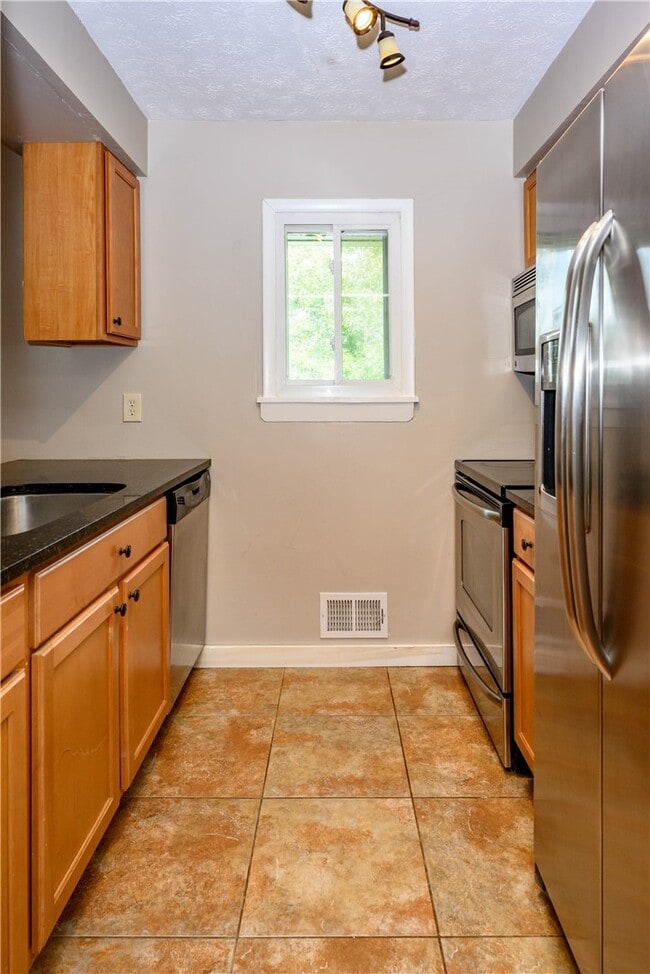 Building Photo - 808 Eastbrooke Ln