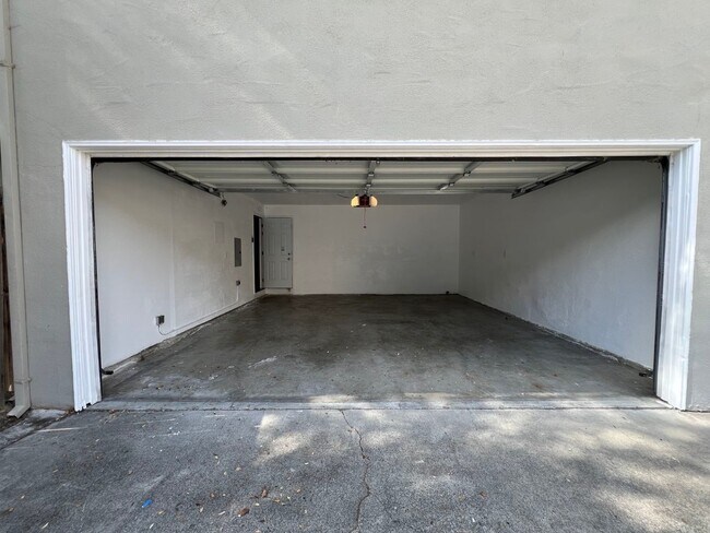 Building Photo - 3893 Middlefield Rd
