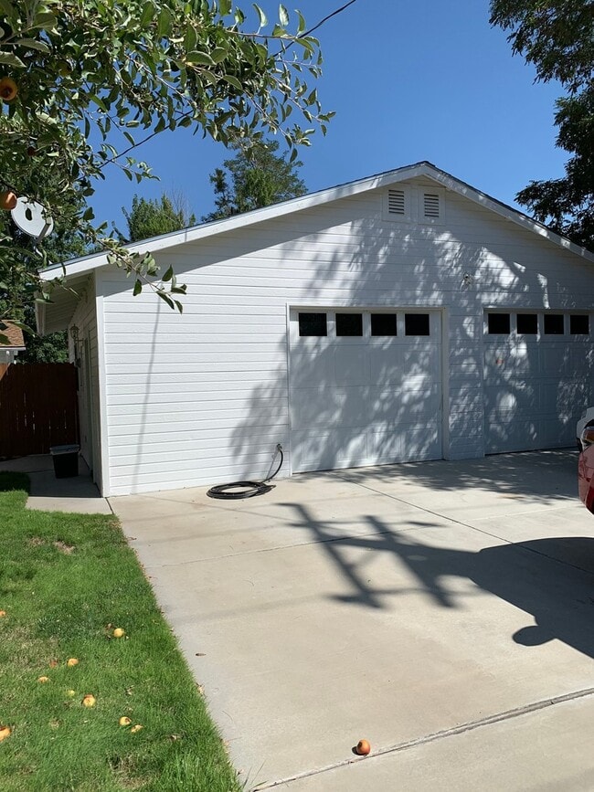 Building Photo - Studio