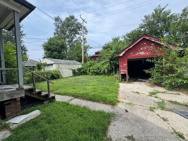 Building Photo - 11125 Cloverlawn Ave