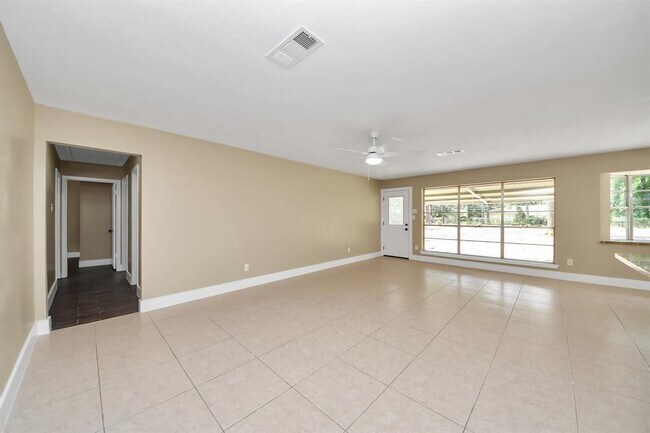 Building Photo - 11811 Campos Dr