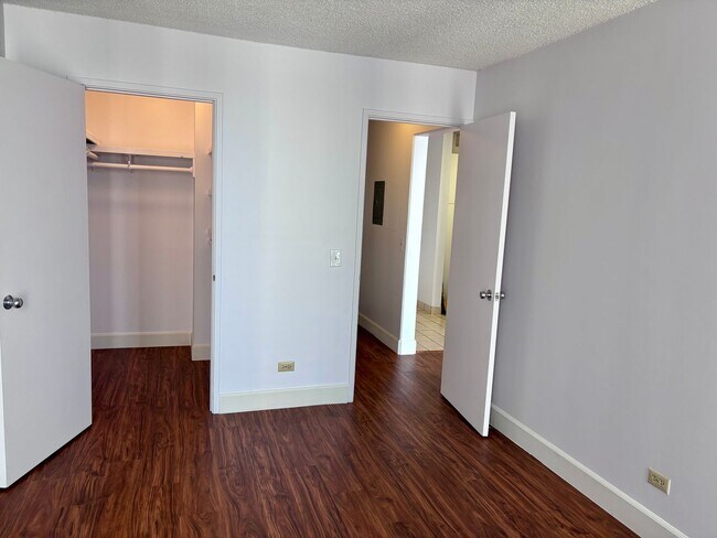 Building Photo - For Rent | New Renovated 1 Bedroom, 1 Bathroom with 1 Assigned Covered Parking at Scenic Tower