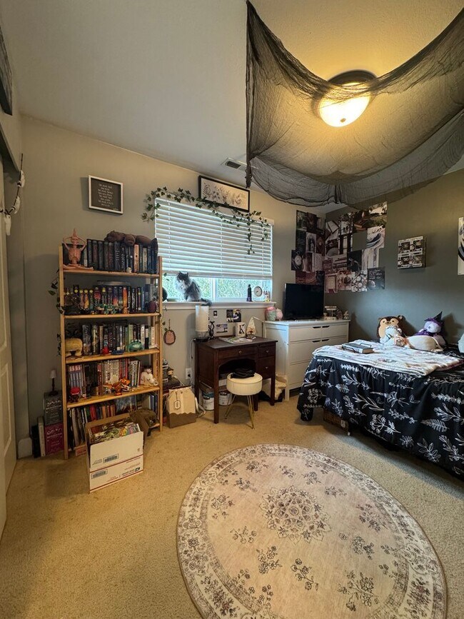 Building Photo - HUGE PET FRIENDLY Rental