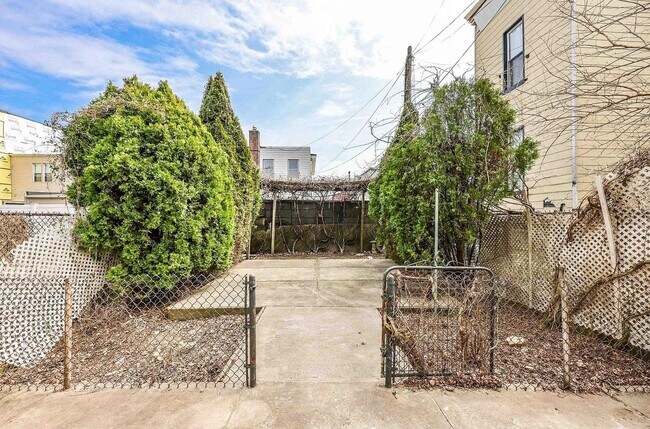 Building Photo - 608 Palisade Ave