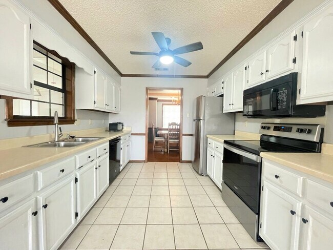 Building Photo - Country living, right in the center of Olive Branch