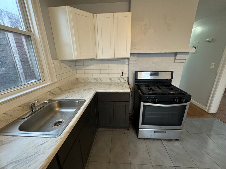 Building Photo - 827 S 14th St