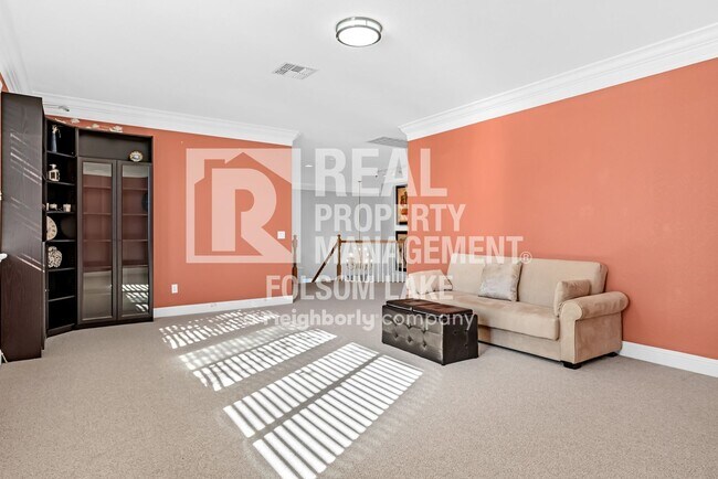 Building Photo - Fully furnished 5bd 3ba home in desirable Carmichael neighborhood