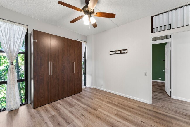 Building Photo - Kailua - Private, Quiet End Unit - 3 bed, 2 bath