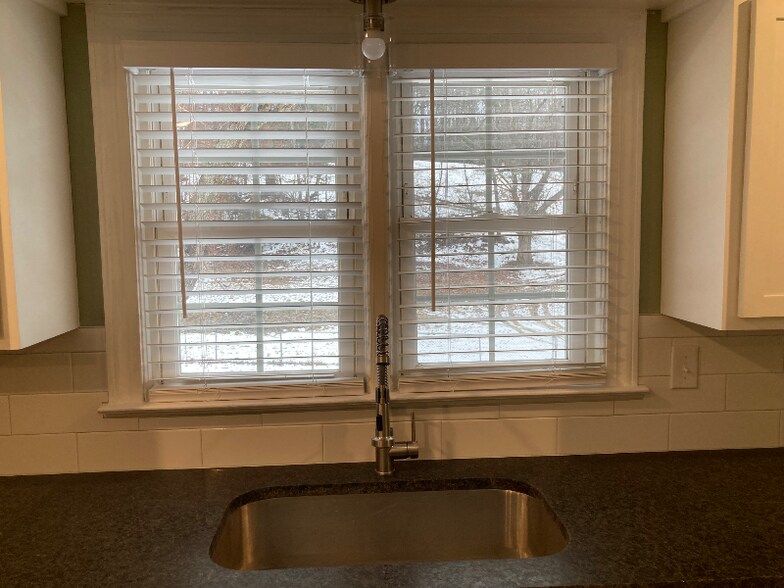 Building Photo - 222 Bank Dr