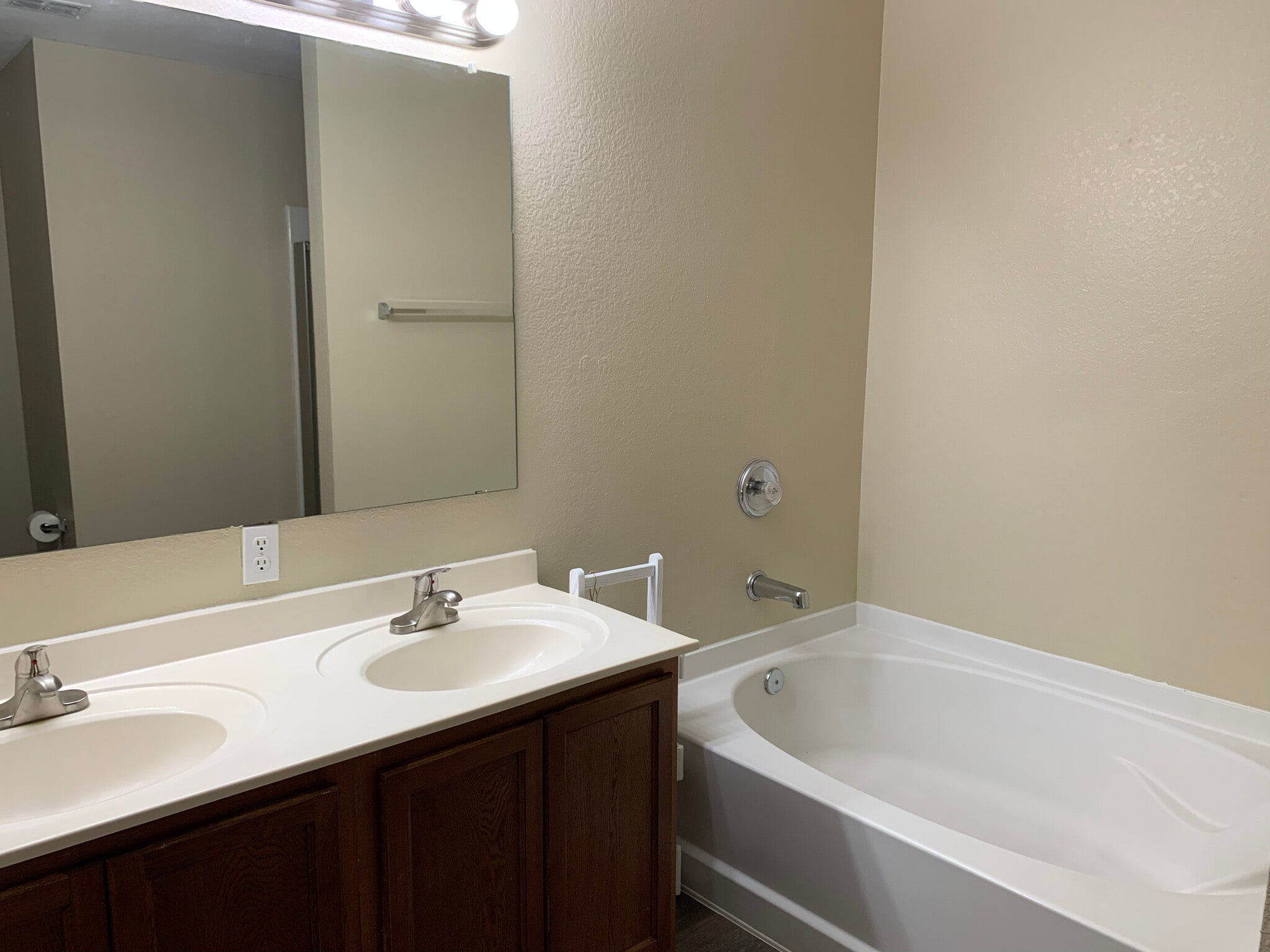 Main Bathroom - 3014 Lake Terrace Dr
