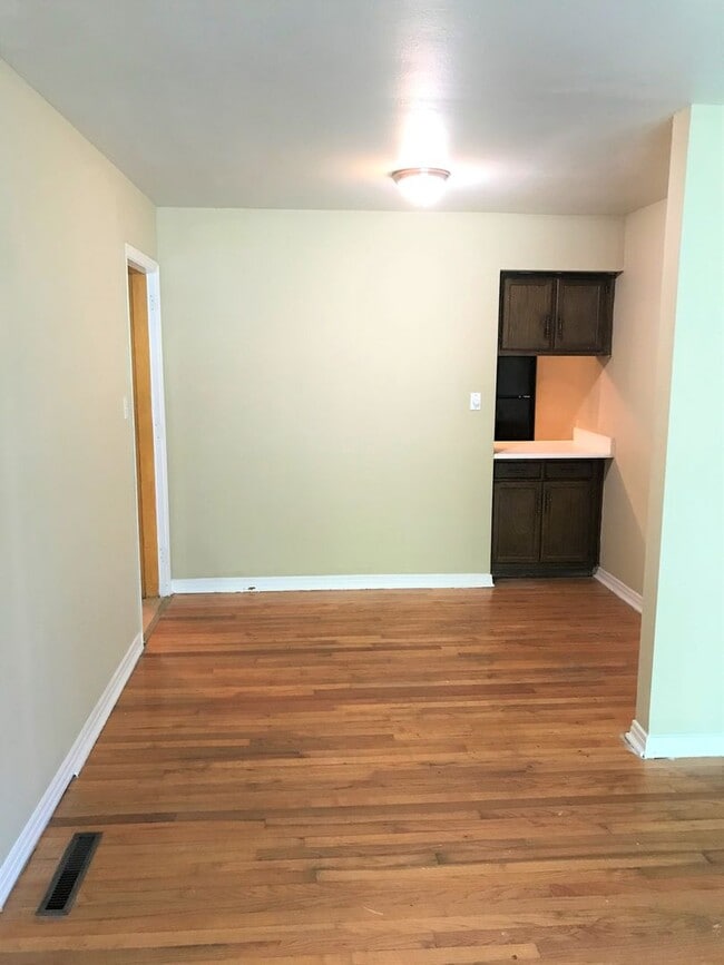 Building Photo - 215 Bamboo Dr