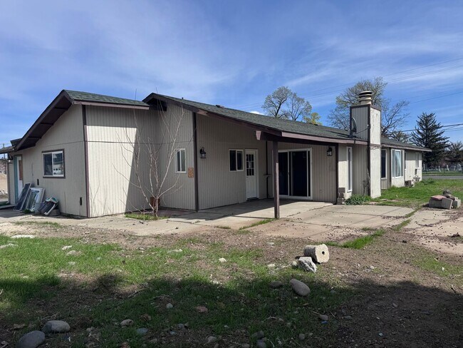 Building Photo - 4 Bedroom House