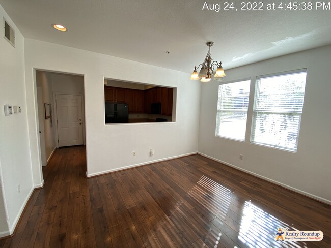 Building Photo - Beautiful Home Centrally Located in Elk Grove