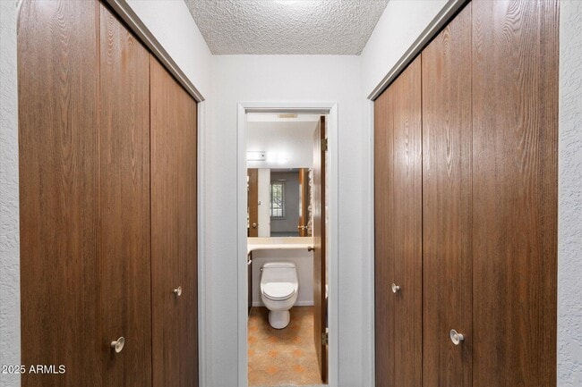 Building Photo - 1001 E Lodge Dr